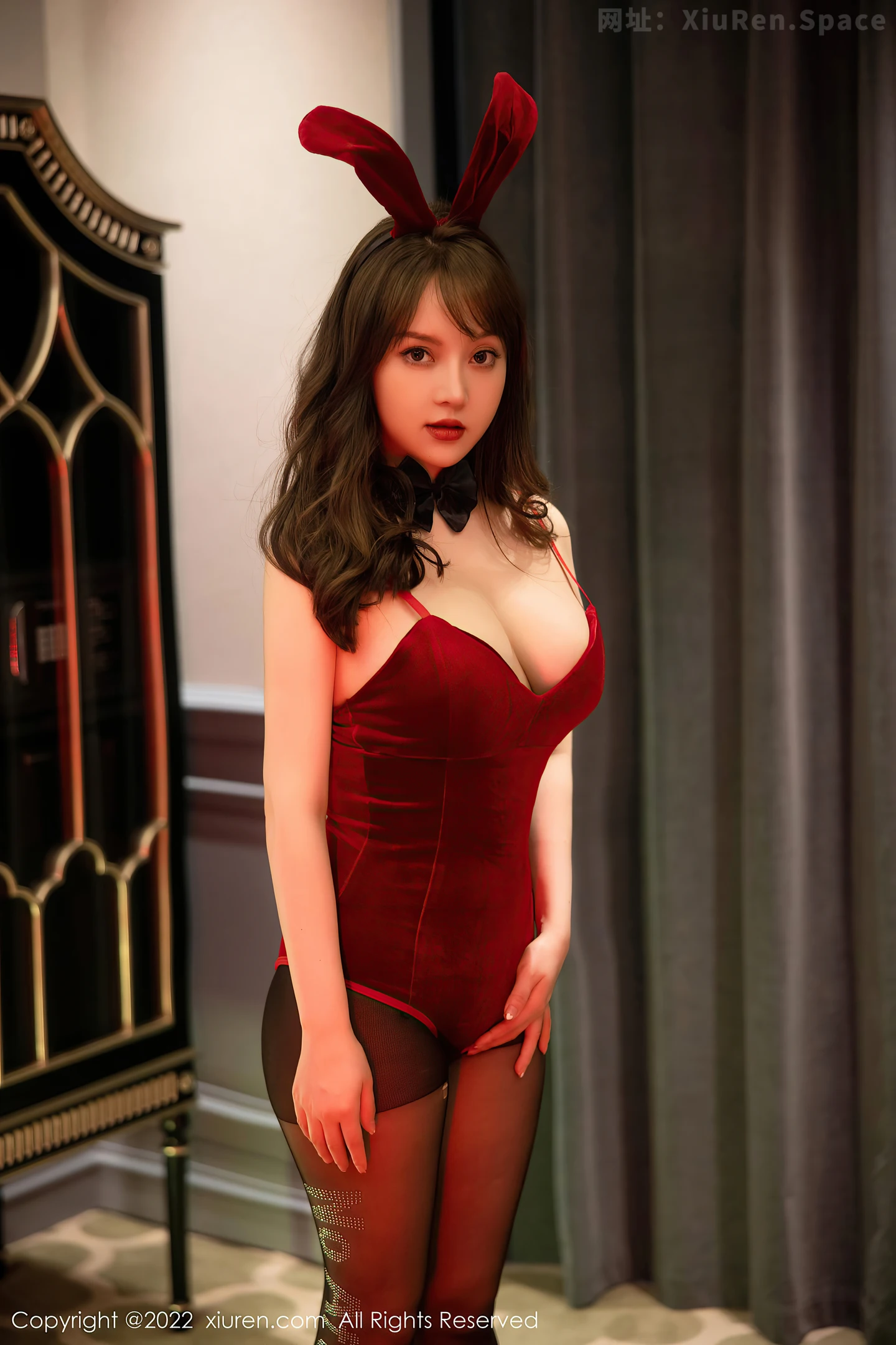 图片[4]-[XiuRen秀人网] VOL.5533 模特豆瓣酱性感红色高开连体衣配超薄黑丝秀丰满身材诱惑写真84P-秀人网官方网站